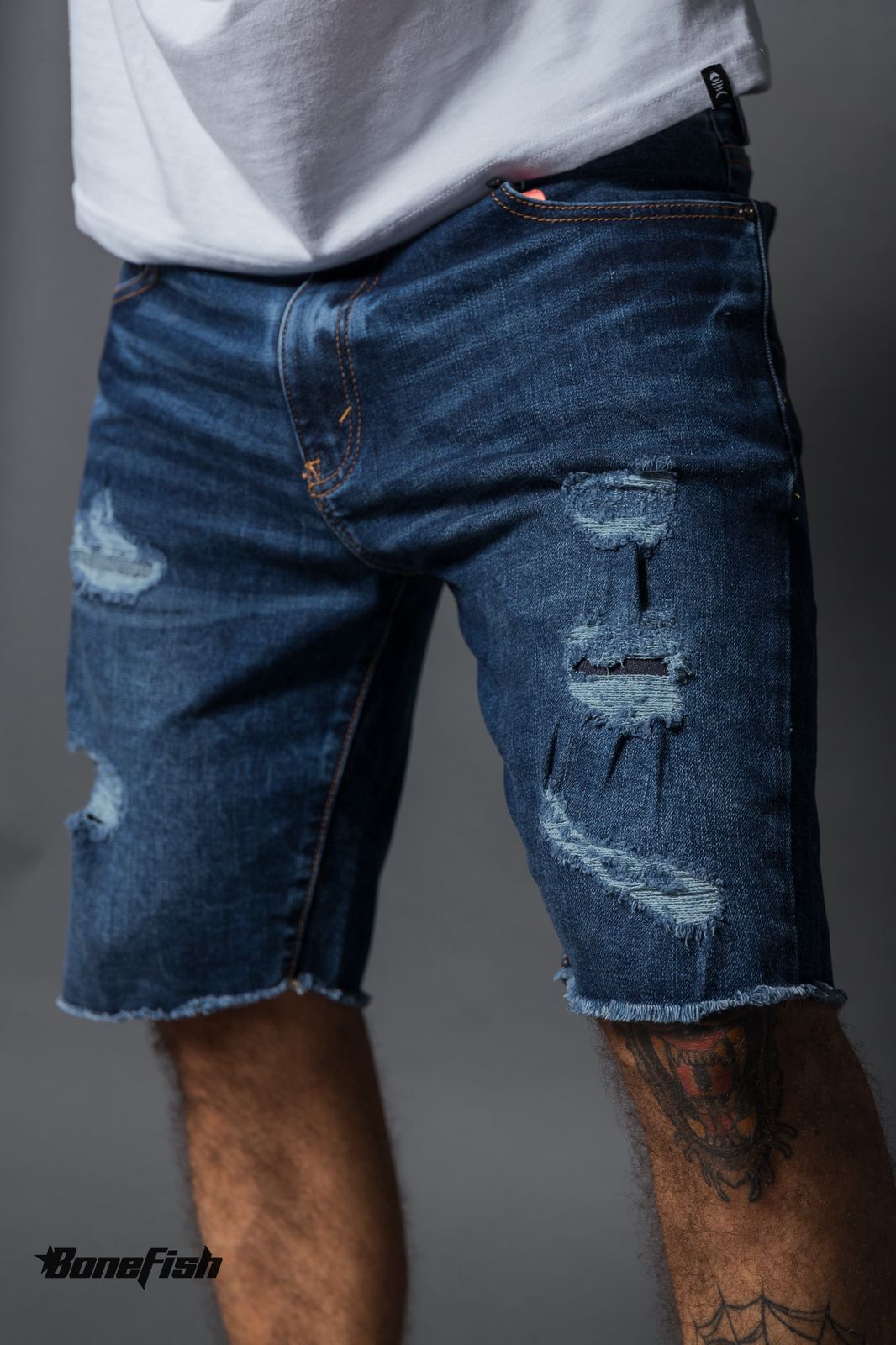 BERMUDA SLIM CON PARCHE Y DESTRUCCION